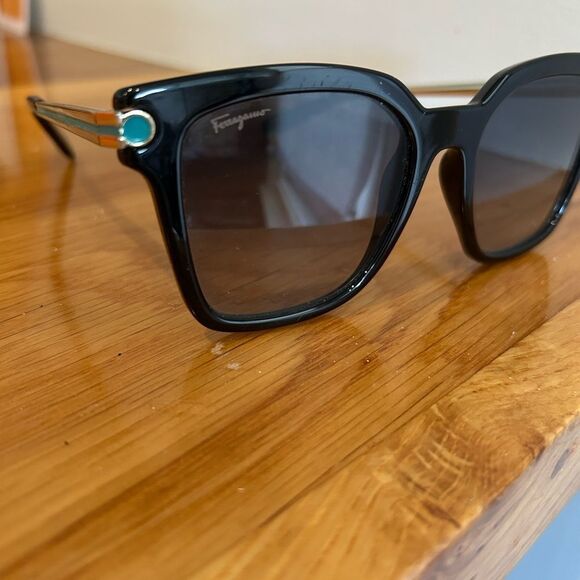 Gorgeous!! SALVATORE FERRAGAMO 52mm Sunglasses sf832s - Picture 3 of 11